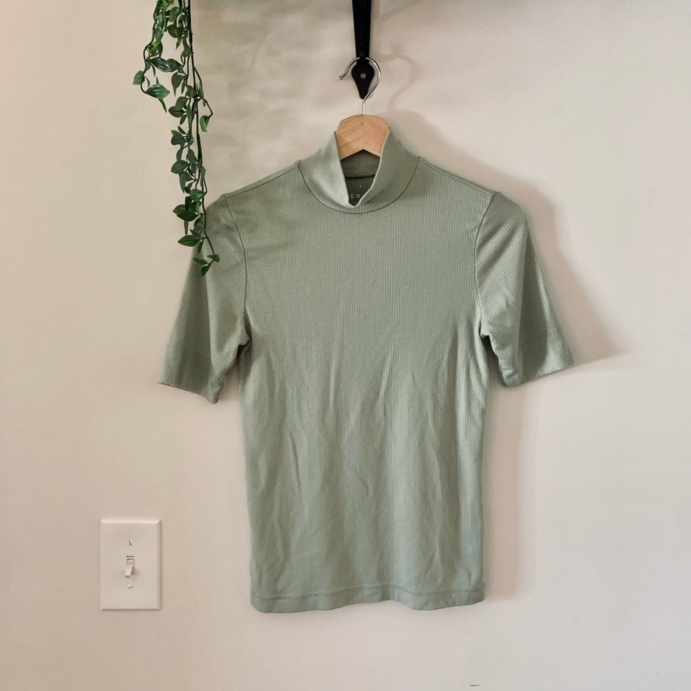Everlane short sleeve turtleneck tee // size small